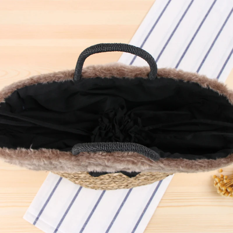 Geflochtene Handtasche mit luxuriösem Kunstfellbesatz Skanto