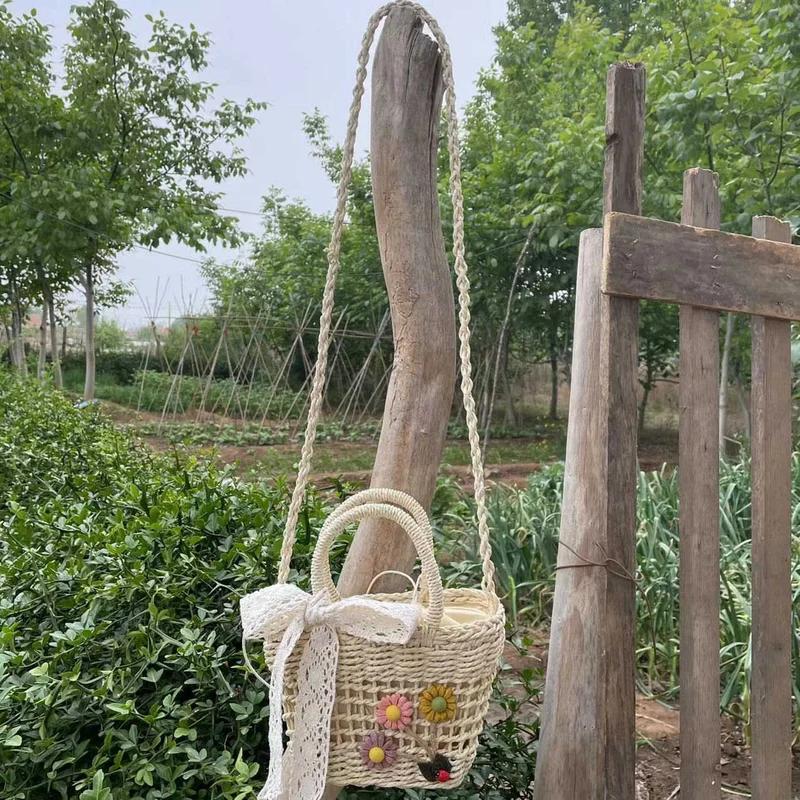 Charmante Korbtasche mit Blumenapplikationen Skanto