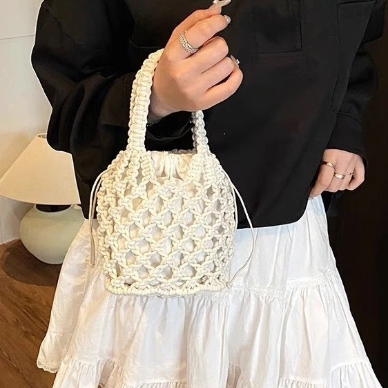 Moderne Handtasche aus gewebtem Material Skanto