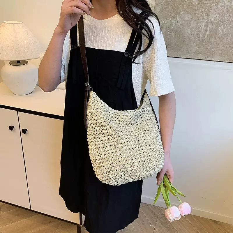 Geflochtene Umhängetasche mit elegantem Lederriemen Skanto