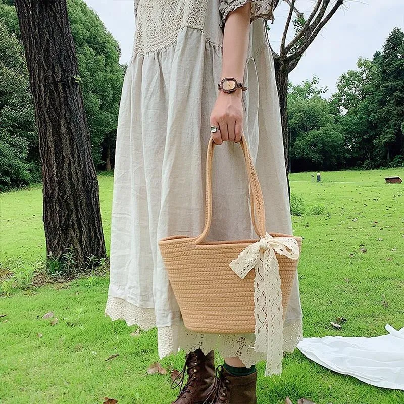 Elegante Bast-Handtasche mit Spitzenakzent Skanto