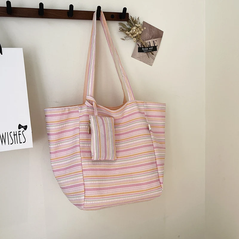 Geräumige Tote Bag mit Wellenstreifen Skanto