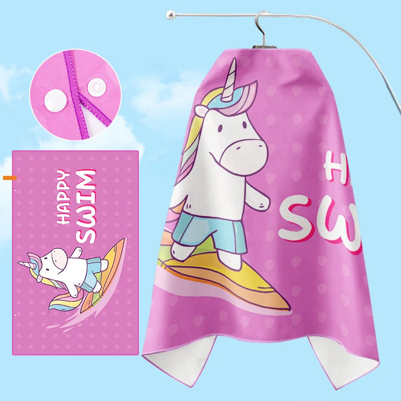 Bademantel Skanto mit Einhorn-Motiv und praktischer Kapuze