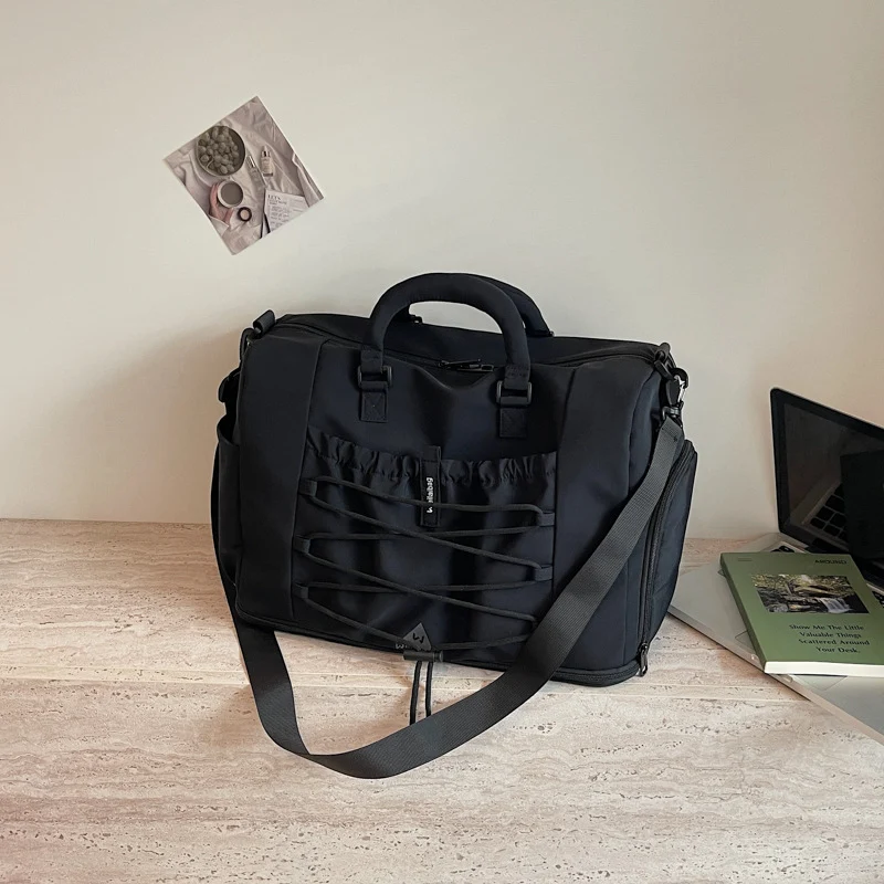 Damen Multifunktionale Sport- und Reisetasche mit elastischen Details Skanto
