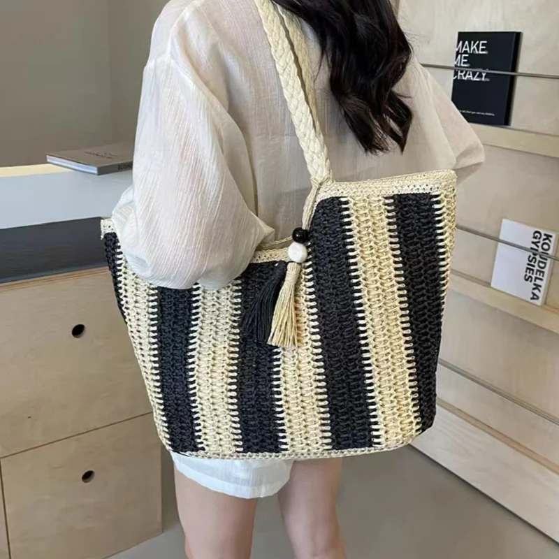 Strandtasche mit fröhlichen Streifen und Quastendetails Skanto