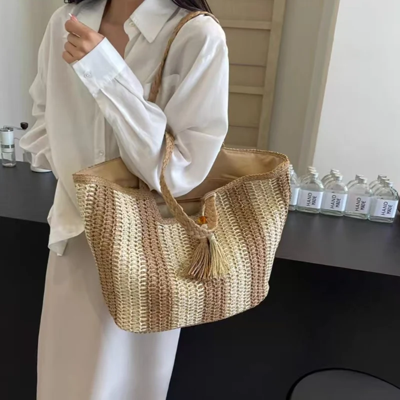 Strandtasche mit fröhlichen Streifen und Quastendetails Skanto
