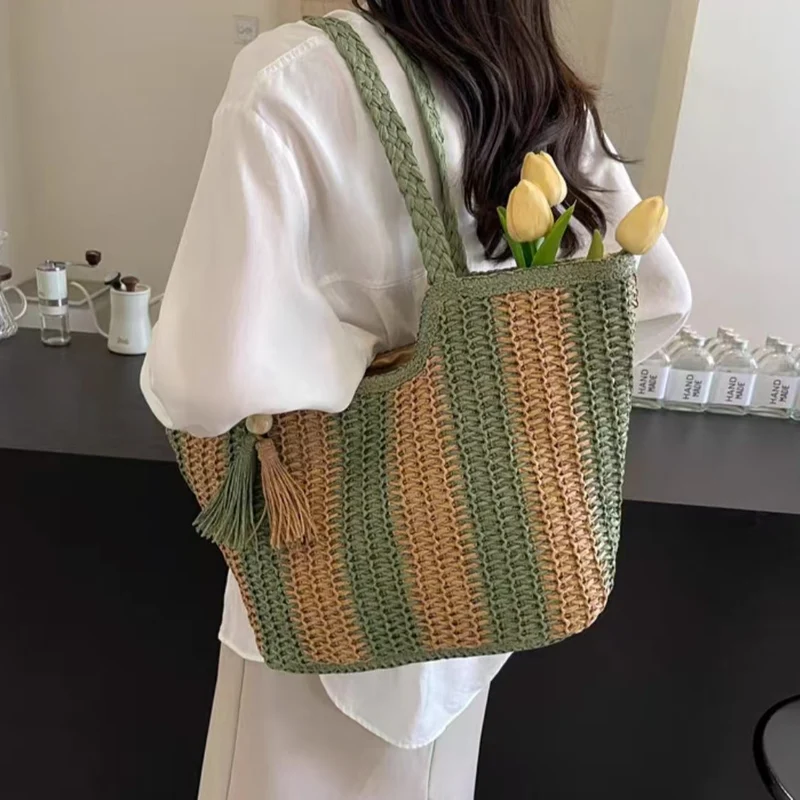 Strandtasche mit fröhlichen Streifen und Quastendetails Skanto