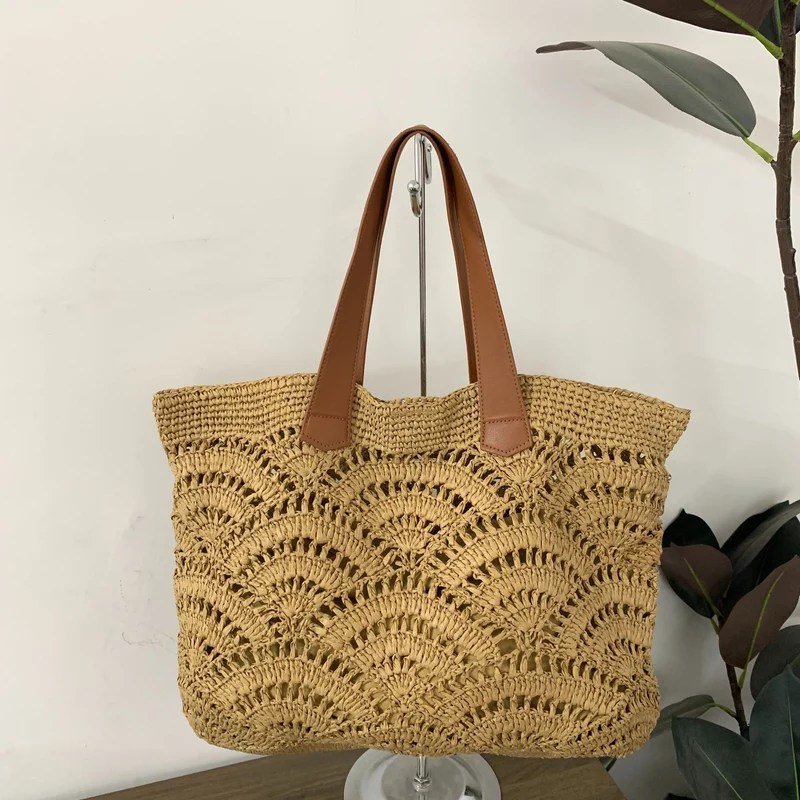 Handtasche aus hochwertigem gewebtem Naturmaterial mit eleganten Ledergriffen Skanto