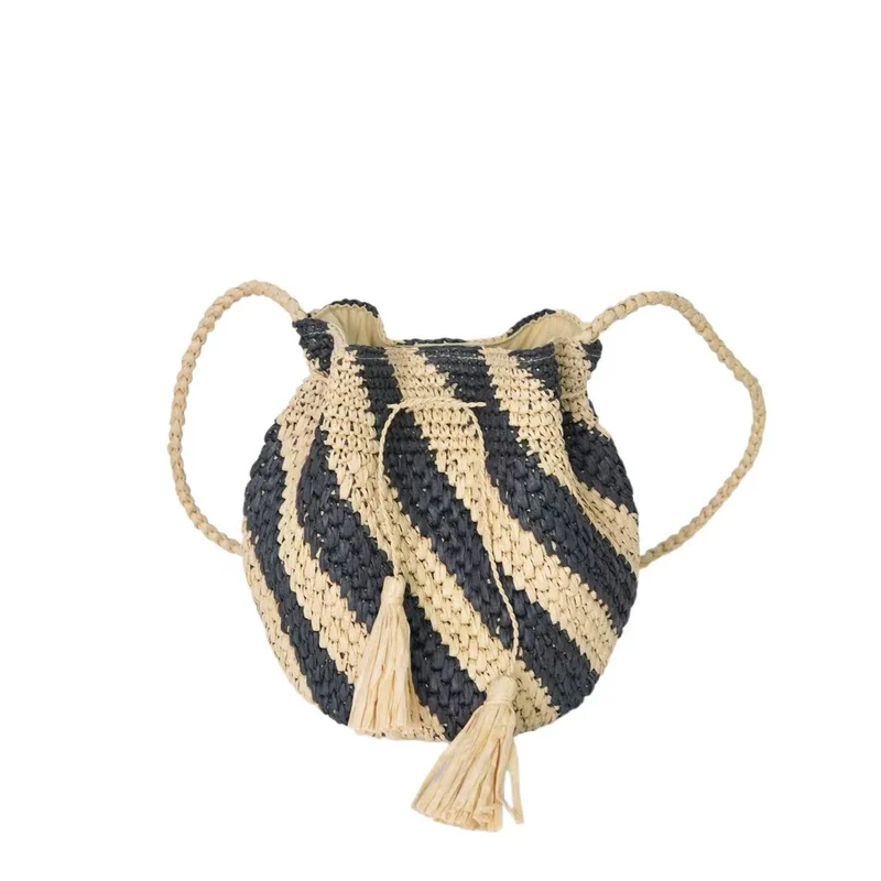 Geflochtene Handtasche mit Fransen und Streifendesign Skanto