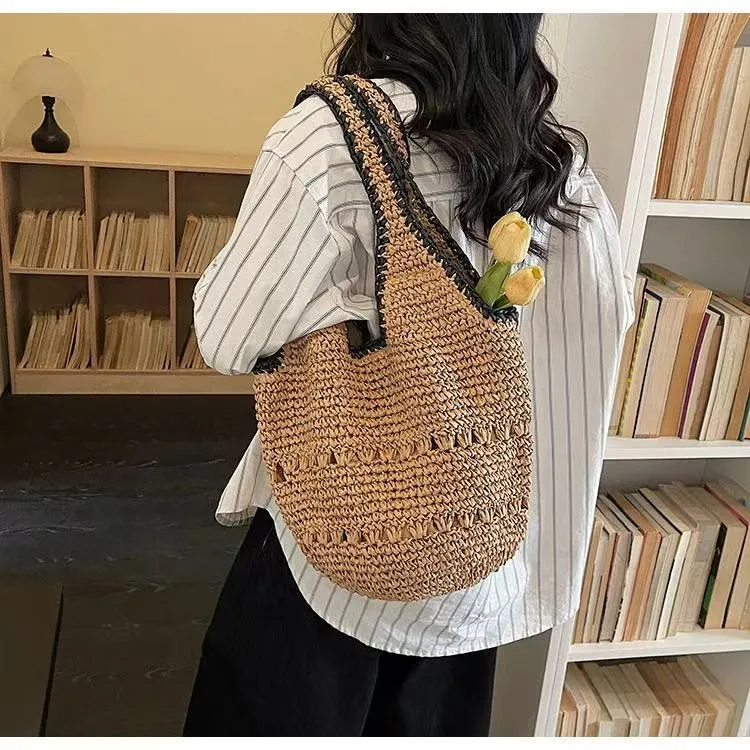 Handtasche aus gewebtem Naturmaterial mit minimalistischer Struktur Skanto