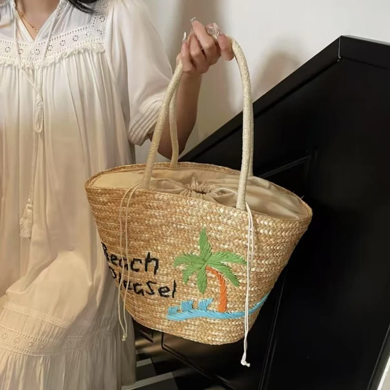 Sommerliche Korbtasche mit kreativem Strandmotiv Skanto