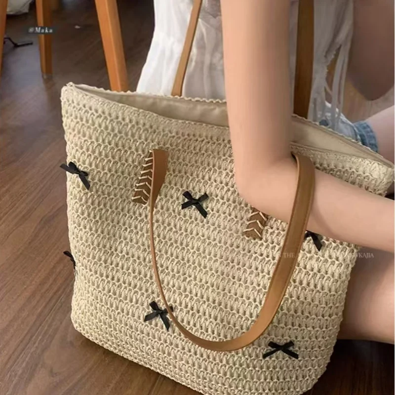 Geflochtene Strohtasche mit dekorativem Schleifendesign Skanto