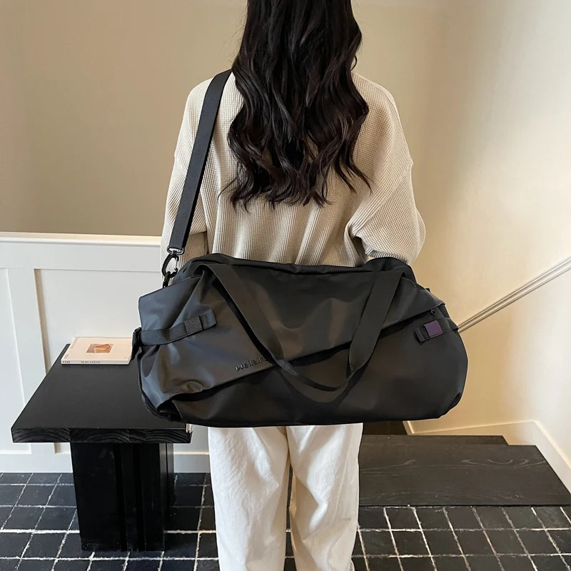 Sportliche Reisetasche für Damen aus strapazierfähigem Material mit flexiblen Trageoptionen Skanto