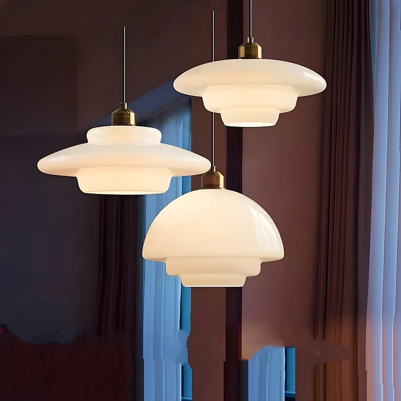 AuraBeam Light – Minimalistische LED-Pendelleuchte aus elfenbeinfarbenem Glas | Skanto