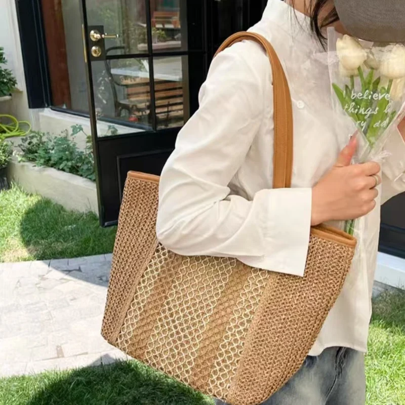 Elegante Strohtasche mit Lederdetails Skanto