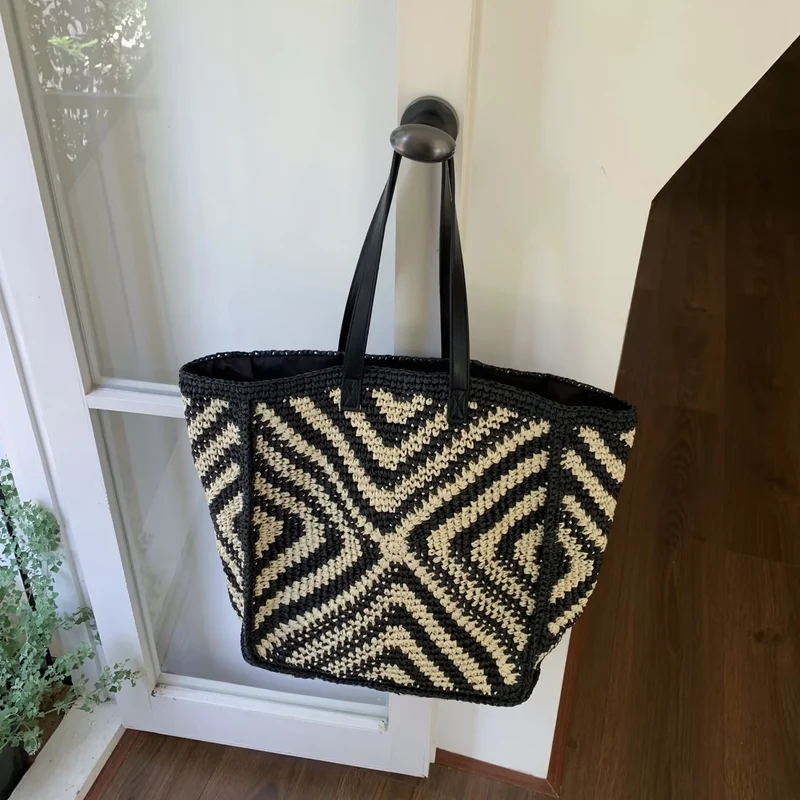 Designer-Korbtasche mit grafischem Muster Skanto