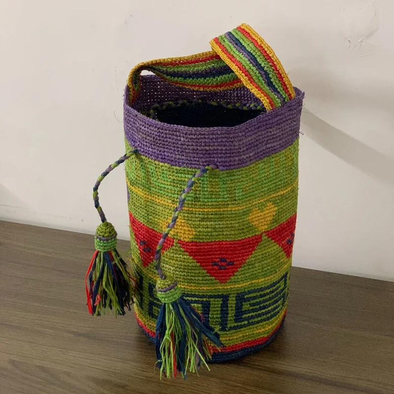 Handgemachte Tragetasche mit bunten Quasten Skanto