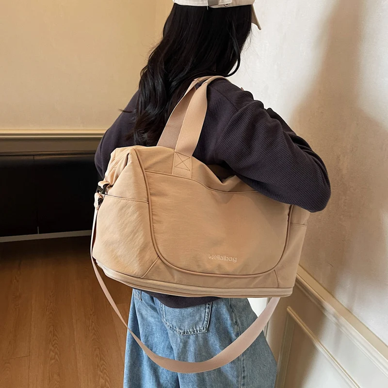 Sportliche Reisetasche für Damen mit geräumigem Innenraum und verstellbarem Schultergurt Skanto