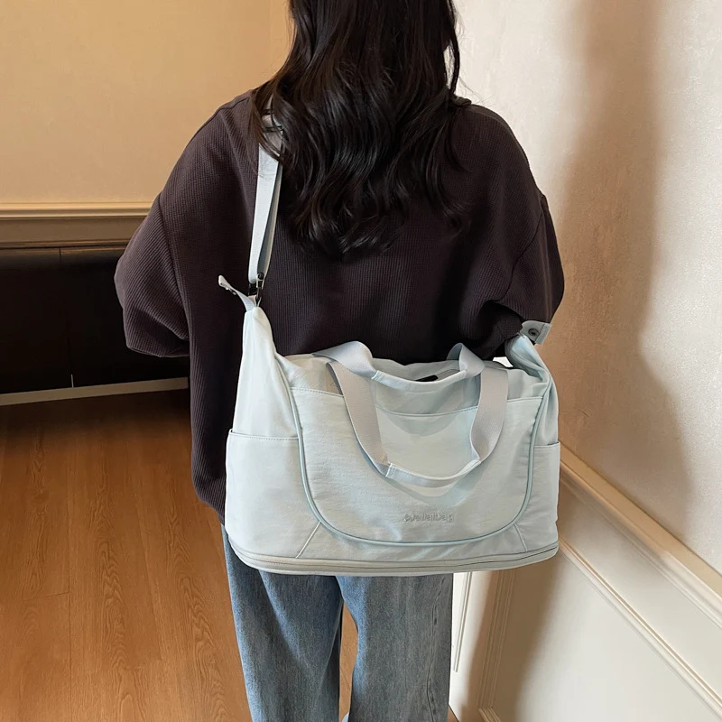 Sportliche Reisetasche für Damen mit geräumigem Innenraum und verstellbarem Schultergurt Skanto