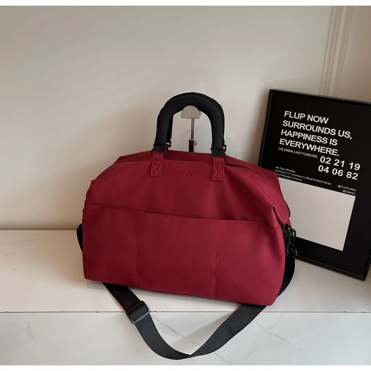Sportliche Reisetasche für Damen mit ergonomischen Griffen und variabler Fächeraufteilung Skanto