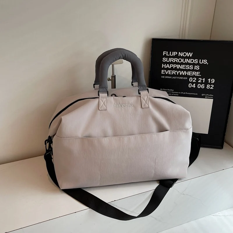 Sportliche Reisetasche für Damen mit ergonomischen Griffen und variabler Fächeraufteilung Skanto