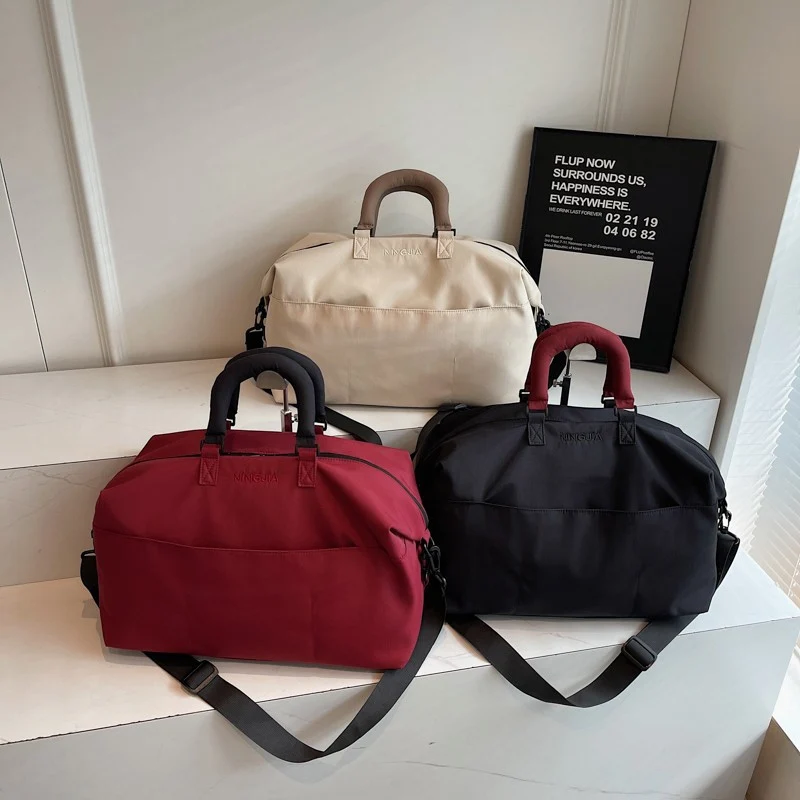 Sportliche Reisetasche für Damen mit ergonomischen Griffen und variabler Fächeraufteilung Skanto