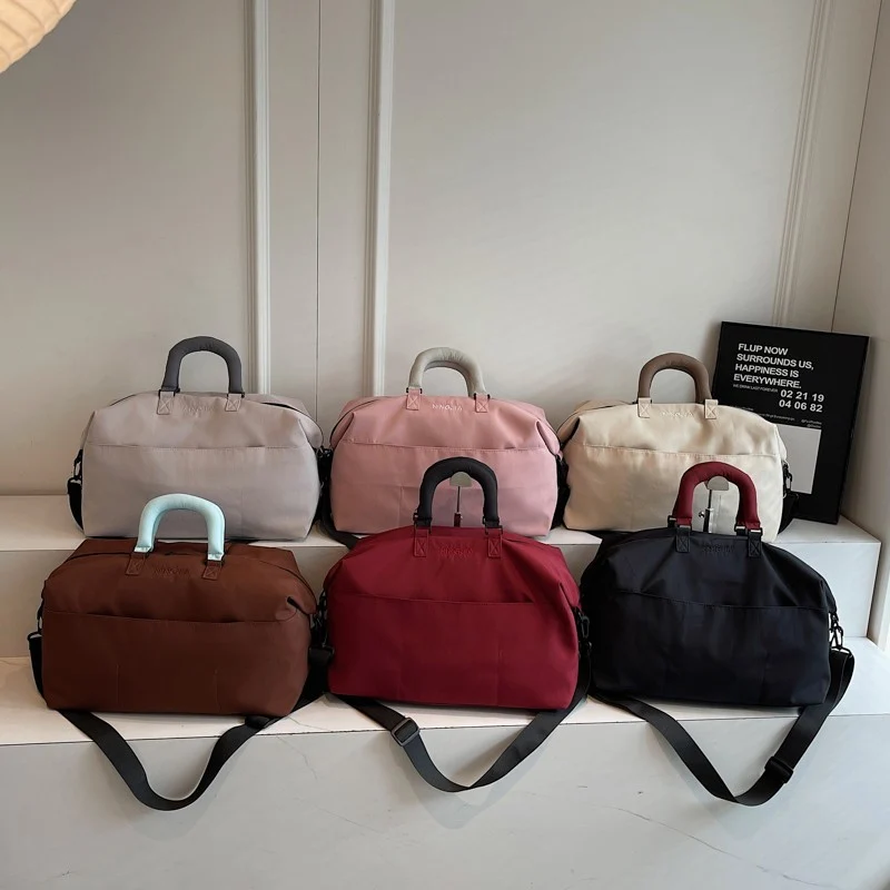 Sportliche Reisetasche für Damen mit ergonomischen Griffen und variabler Fächeraufteilung Skanto