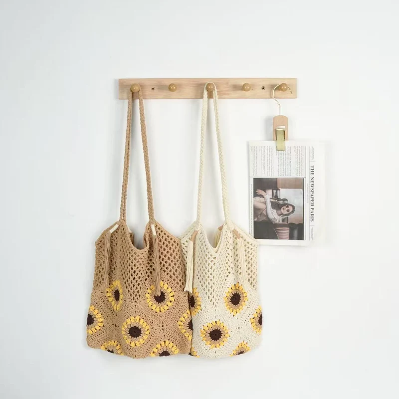 Große und flexible Tasche aus Naturmaterial mit Blumenmuster Skanto