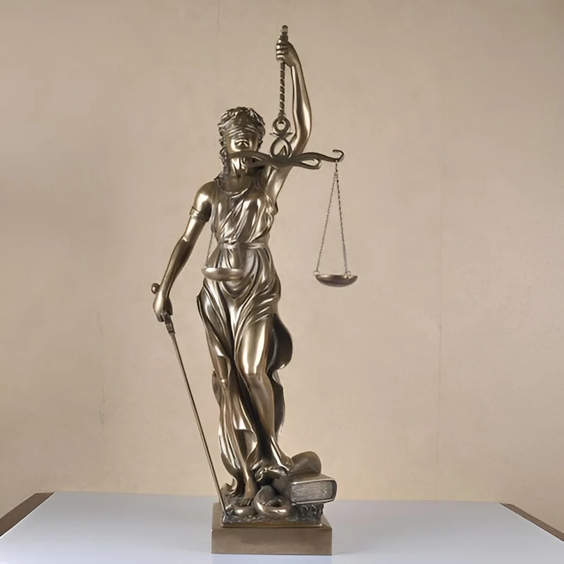 Statue der Justitia – Eine elegante dekorative Skulptur der Justitia