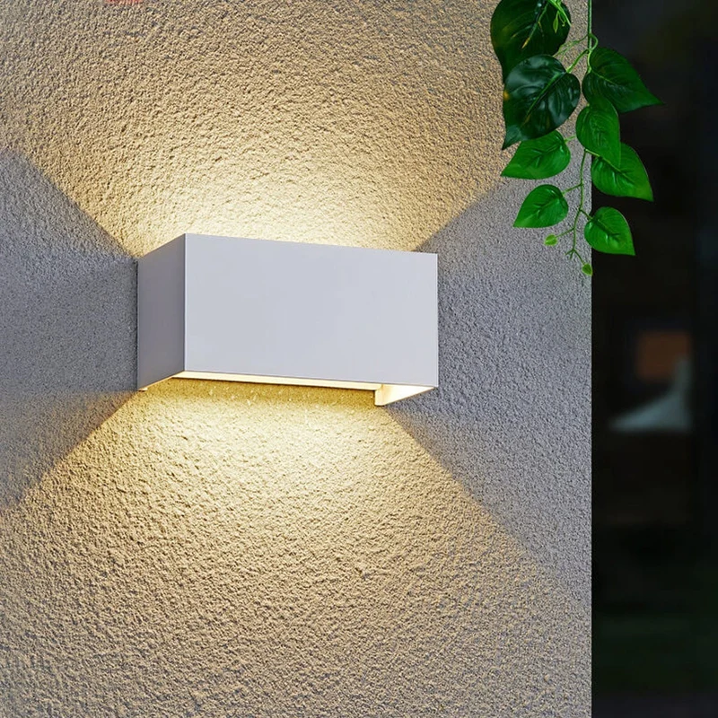 Moderne, wasserdichte, rechteckige LED-Außenwandleuchte mit Up- und Down-Beleuchtung.