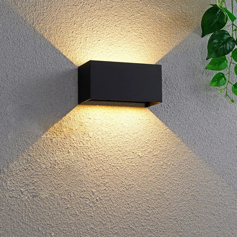 Moderne, wasserdichte, rechteckige LED-Außenwandleuchte mit Up- und Down-Beleuchtung.