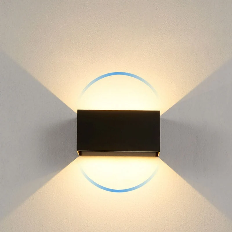 Moderne, wasserdichte, rechteckige LED-Außenwandleuchte mit Up- und Down-Beleuchtung.