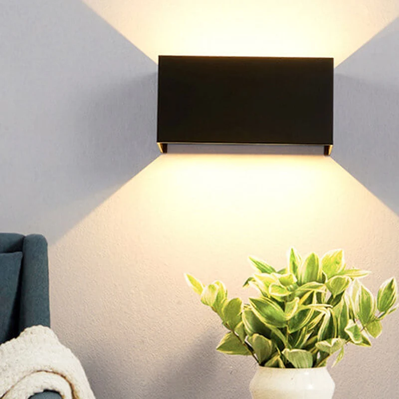 Moderne, wasserdichte, rechteckige LED-Außenwandleuchte mit Up- und Down-Beleuchtung.