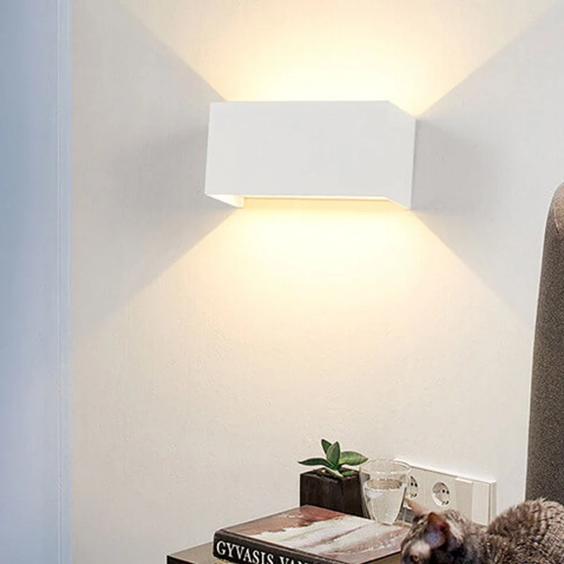 Moderne, wasserdichte, rechteckige LED-Außenwandleuchte mit Up- und Down-Beleuchtung.