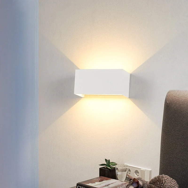 Moderne, wasserdichte, rechteckige LED-Außenwandleuchte mit Up- und Down-Beleuchtung.