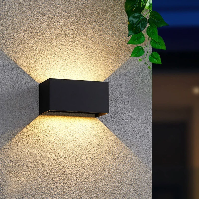 Moderne, wasserdichte, rechteckige LED-Außenwandleuchte mit Up- und Down-Beleuchtung.
