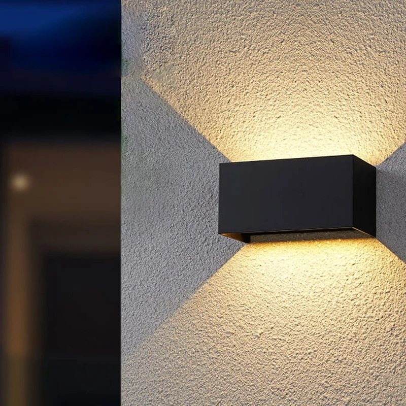 Moderne, wasserdichte, rechteckige LED-Außenwandleuchte mit Up- und Down-Beleuchtung.