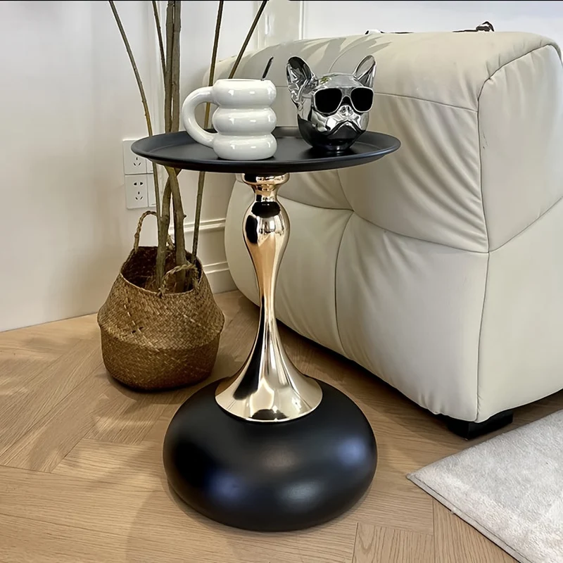 Moderner Beistelltisch mit Keramikfuß und Metallbeinen – 55 cm hoch | Skanto