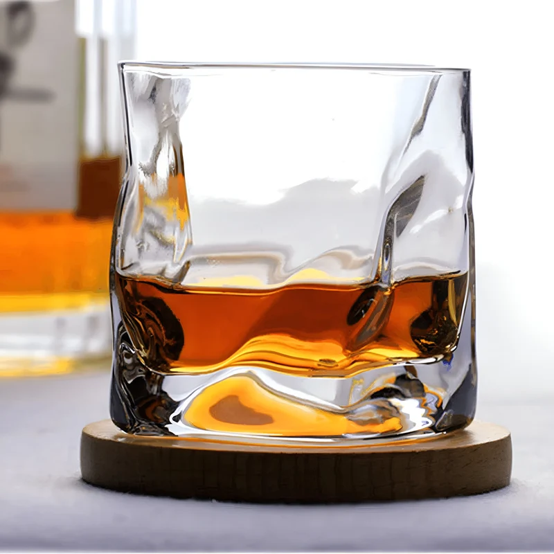 Whiskyglas im Edo-Kiriko-Stil – Handgeschliffen mit einzigartigem Wirbeldesign