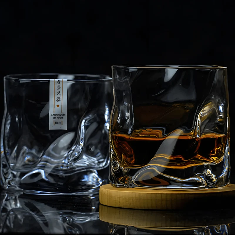 Whiskyglas im Edo-Kiriko-Stil – Handgeschliffen mit einzigartigem Wirbeldesign