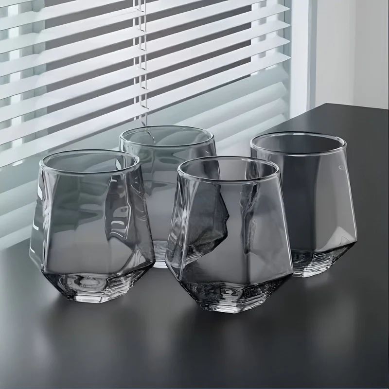Glasbecher im transparenten Design, 4er-Set – Stilvolles und dekoratives Design | 300 ml Glasbecher für Wasser, Saft und Tee | Skanto
