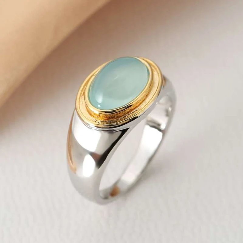 Eleganter Vintage-Ring mit funkelndem grünem Stein – Lyanna Skanto
