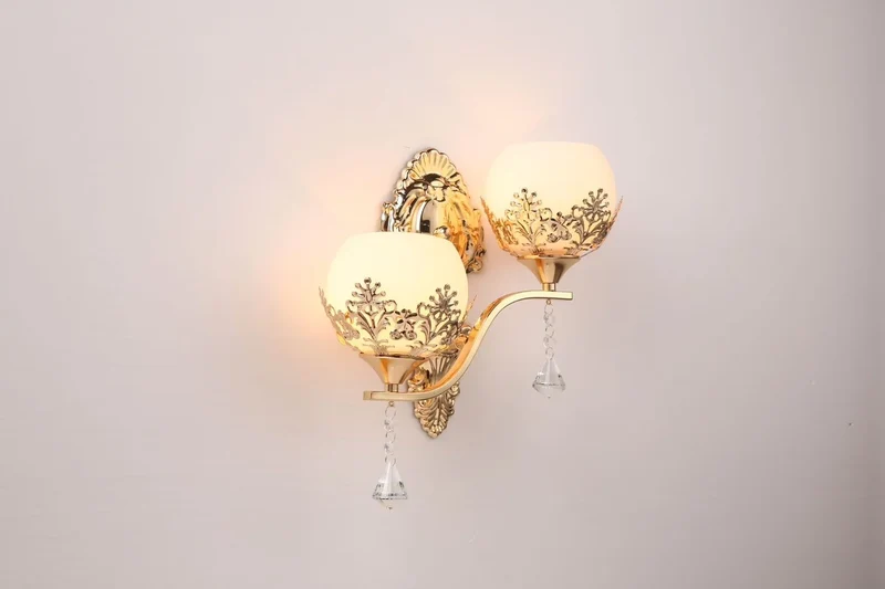 CrystalLuxe – Goldene LED-Wandleuchte für stimmungsvolle Beleuchtung Skanto