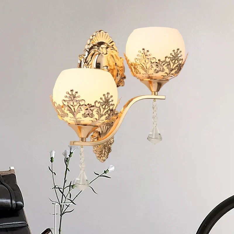 CrystalLuxe – Goldene LED-Wandleuchte für stimmungsvolle Beleuchtung Skanto